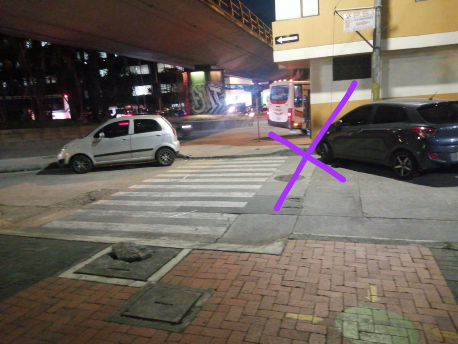 La buseta descendió por la avenida Gilberto Alzate Avendaño, en el Centro de Manizales, hasta detenerse bajo el puente de la carrera 20. La buseta descendió por la avenida Gilberto Alzate Avendaño, en el Centro de Manizales, hasta detenerse bajo el puente de la carrera 20.