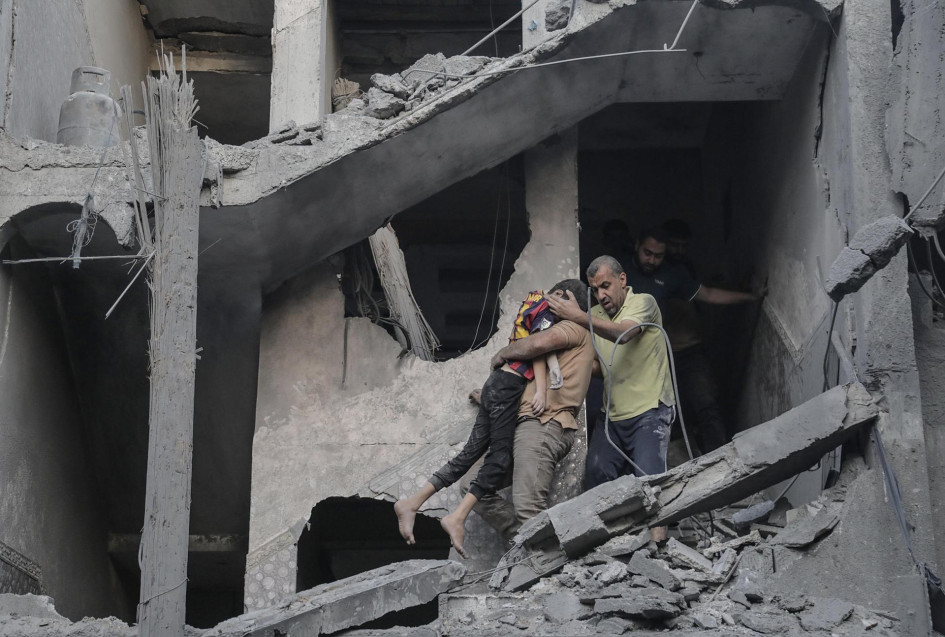 Un niño es rescatado de los escombros de un edificio residencial derribado por un ataque aéreo israelí, en el campo de refugiados de Jan Yunis, en el sur de la Franja de Gaza, este jueves. Un niño es rescatado de los escombros de un edificio residencial derribado por un ataque aéreo israelí, en el campo de refugiados de Jan Yunis, en el sur de la Franja de Gaza, este jueves.