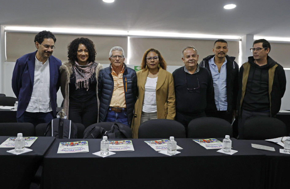 Los miembros de los equipos de negociadores del Gobierno y el Eln, de izquierda a derecha: Iván Cepeda (Gobierno), Nigeria Rentería (Gobierno), 'Aureliano Carbonell' (Eln), 'Consuelo Tapias' (Eln), coronel (r) Álvaro Matallana (Gobierno), 'Mauricio Iguarán' (Eln) y Fabián Sepúlveda participan en la instalación del Primer Encuentro Nacional para el diseño de la participación de la sociedad civil en el proceso de paz, en un evento que cuenta con la presencia de representantes de los países garantes y acompañantes, la Conferencia Episcopal y la ONU. Los miembros de los equipos de negociadores del Gobierno y el Eln, de izquierda a derecha: Iván Cepeda (Gobierno), Nigeria Rentería (Gobierno), 'Aureliano Carbonell' (Eln), 'Consuelo Tapias' (Eln), coronel (r) Álvaro Matallana (Gobierno), 'Mauricio Iguarán' (Eln) y Fabián Sepúlveda participan en la instalación del Primer Encuentro Nacional para el diseño de la participación de la sociedad civil en el proceso de paz, en un evento que cuenta con la presencia de representantes de los países garantes y acompaña