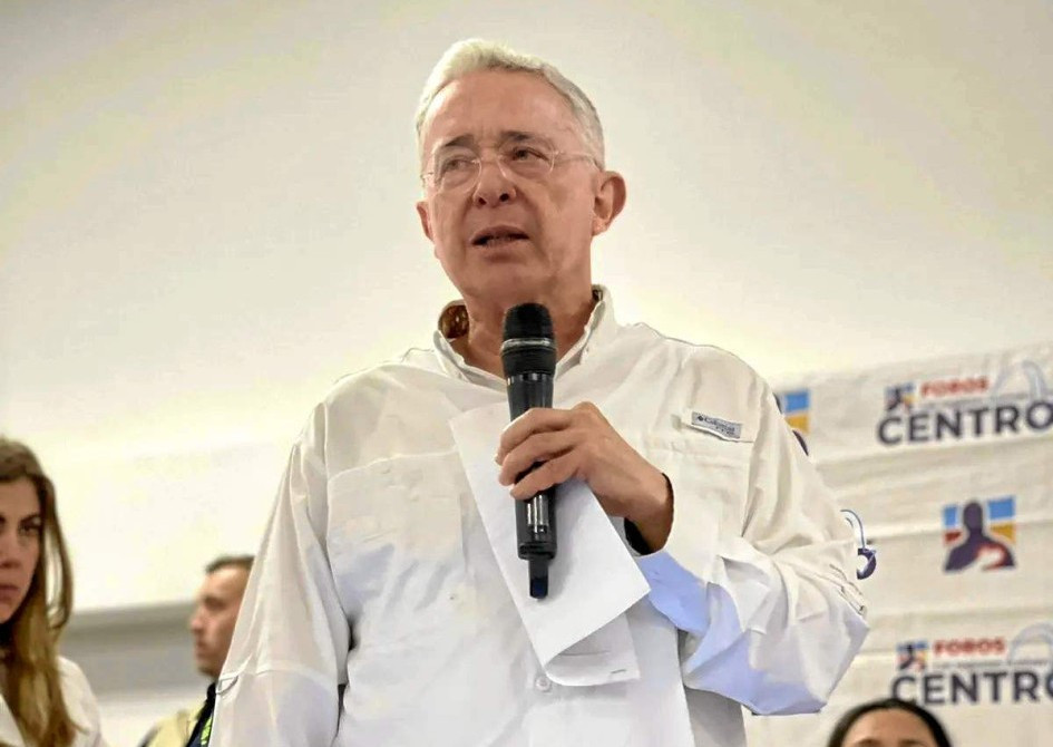 Álvaro Uribe Vélez. Álvaro Uribe Vélez.