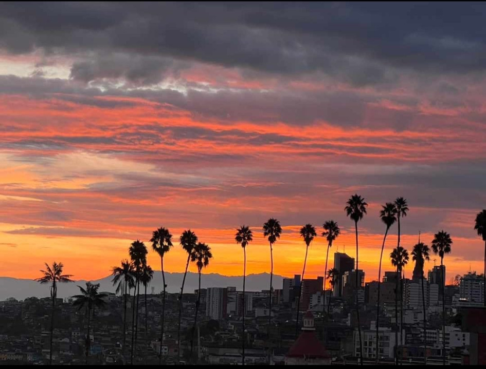 Atardecer Manizales Edward Mejía compartió este atardecer, un fenómeno que los manizaleños y foráneos pueden disfrutar desde estas montañas.
