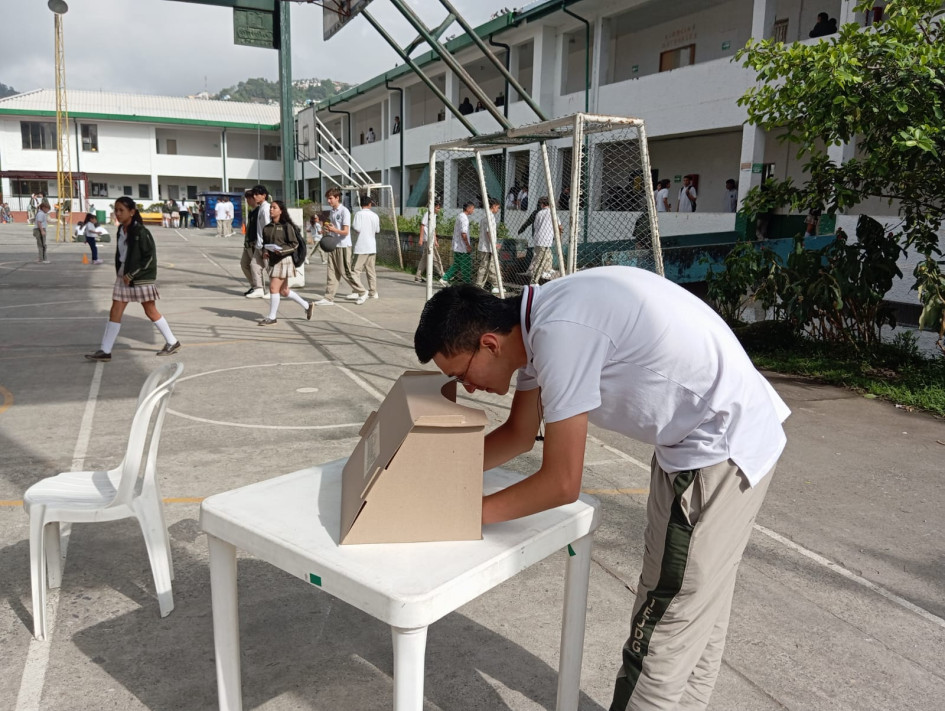 Los estudiantes también se desenvolvieron como jurados de votación. Los estudiantes también se desenvolvieron como jurados de votación.