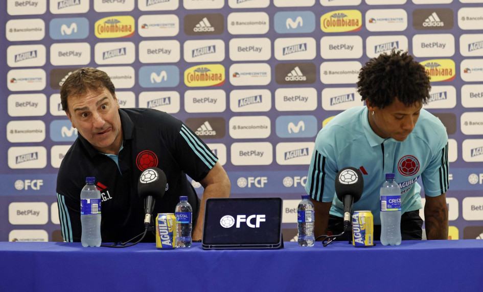 El seleccionador de Colombia, Nestor Lorenzo (i), y el jugador Wilmar Barrios asisten a la rueda de prensa hoy, en Barranquilla, previo al partido ante Uruguay. El seleccionador de Colombia, Nestor Lorenzo (i), y el jugador Wilmar Barrios asisten a la rueda de prensa hoy, en Barranquilla, previo al partido ante Uruguay.
