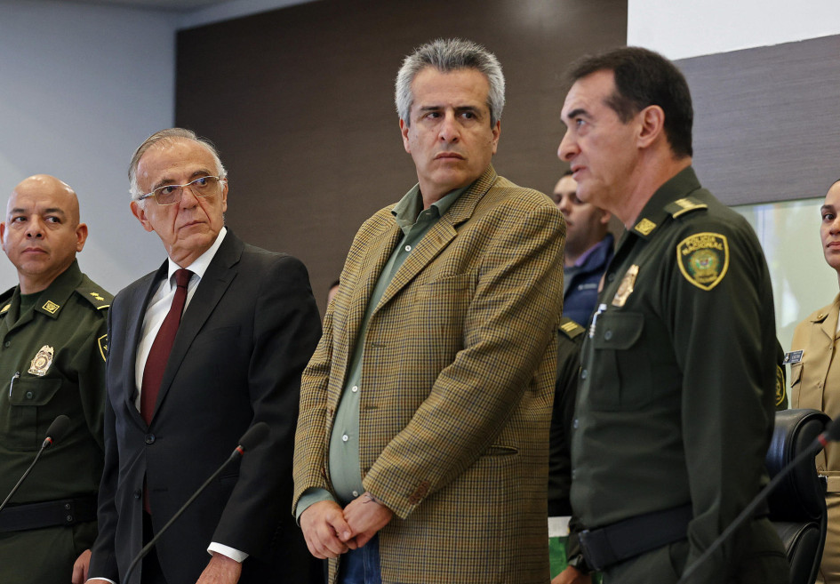 El ministro del Interior de Colombia, Luis Fernando Velasco (c), el de Defensa, Iván Velásquez (i), y el director de la Policía, general William Salamanca, ofrecen una rueda de prensa sobre el plan de seguridad para las elecciones del próximo domingo, hoy, en la sede de la Policía Nacional en Bogotá. El ministro del Interior de Colombia, Luis Fernando Velasco (c), el de Defensa, Iván Velásquez (i), y el director de la Policía, general William Salamanca, ofrecen una rueda de prensa sobre el plan de seguridad para las elecciones del próximo domingo, hoy, en la sede de la Policía Nacional en Bogotá