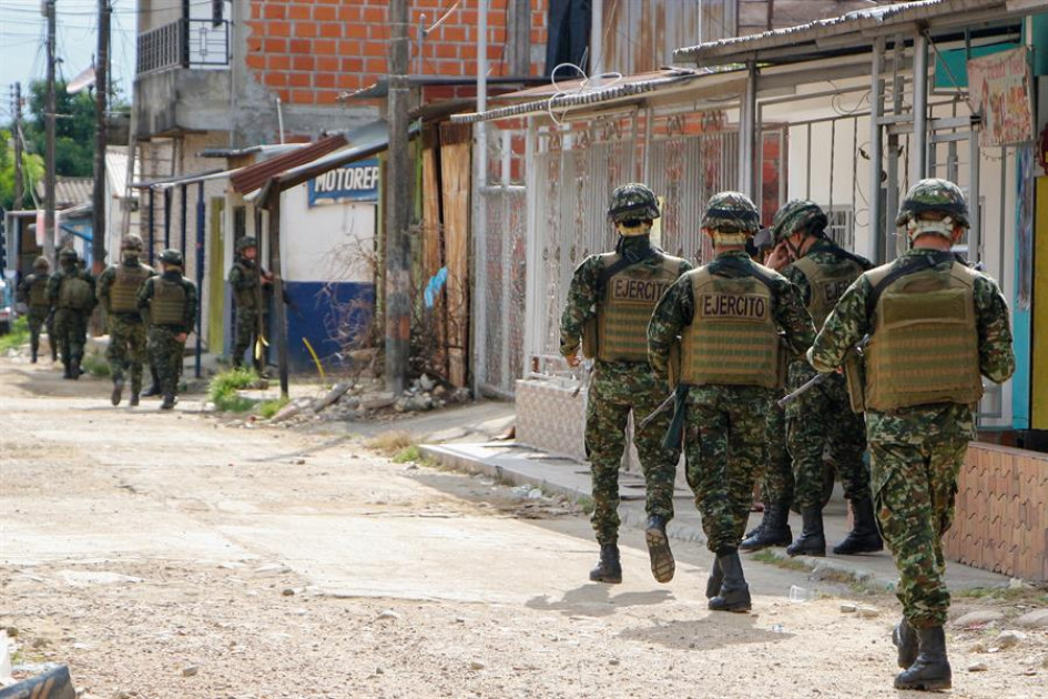 Soldados del Ejercito Nacional hacen presencia en la previa de una jornada de diálogos de paz entre el Gobierno y el Estado Mayor Central (EMC), principal disidencia de las FARC, en Tibú (Norte de Santander). Soldados del Ejercito Nacional hacen presencia en la previa de una jornada de diálogos de paz entre el Gobierno y el Estado Mayor Central (EMC), principal disidencia de las FARC, en Tibú.
