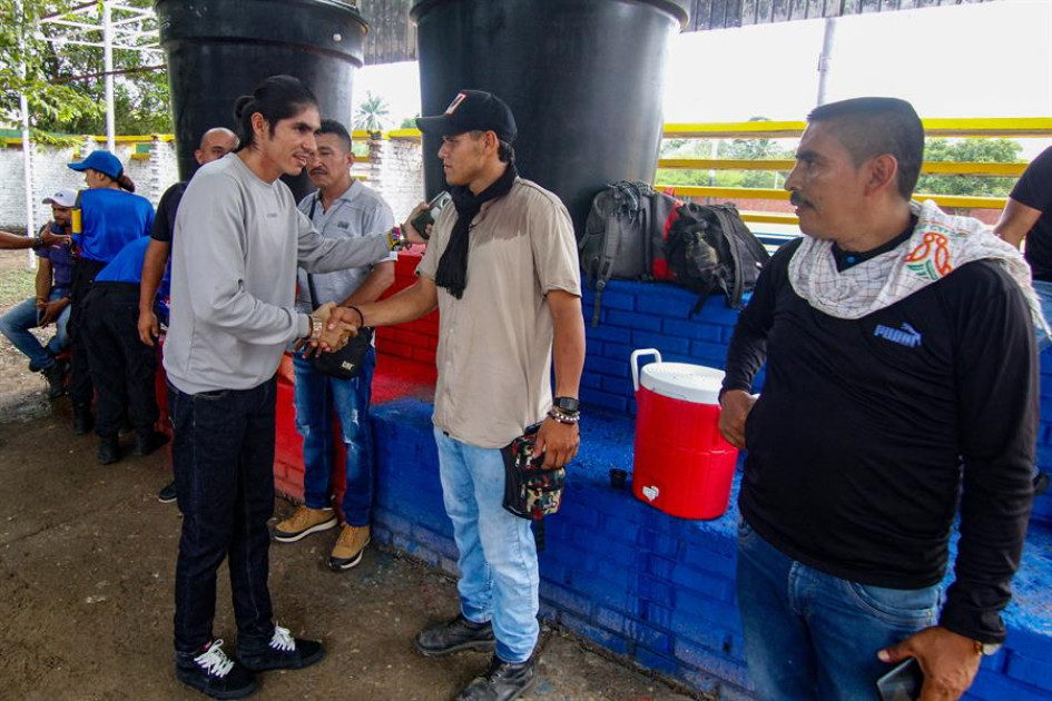 El vocero de la delegación del Emc, Andrey Avendaño (izquierda), saluda a un grupo de personas durante los preparativos para los diálogos de paz entre el Gobierno y el Estado Mayor Central. El vocero de la delegación del Emc, Andrey Avendaño (izquierda), saluda a un grupo de personas durante los preparativos para los diálogos de paz entre el Gobierno y el Estado Mayor Central.