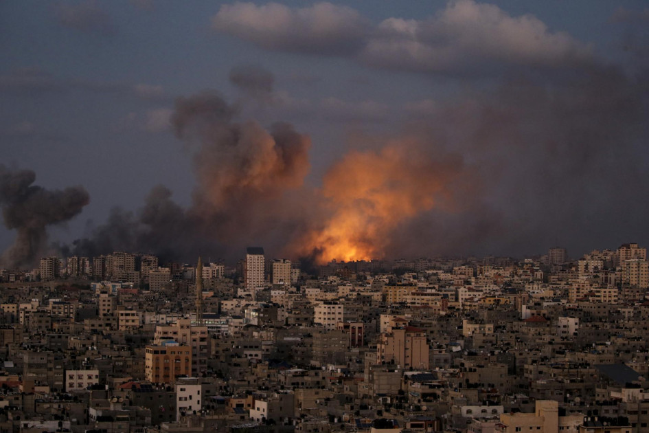 El humo se eleva tras un ataque aéreo israelí en el norte de la ciudad de Gaza, el 12 de octubre de 2023. El humo se eleva tras un ataque aéreo israelí en el norte de la ciudad de Gaza, el 12 de octubre de 2023.