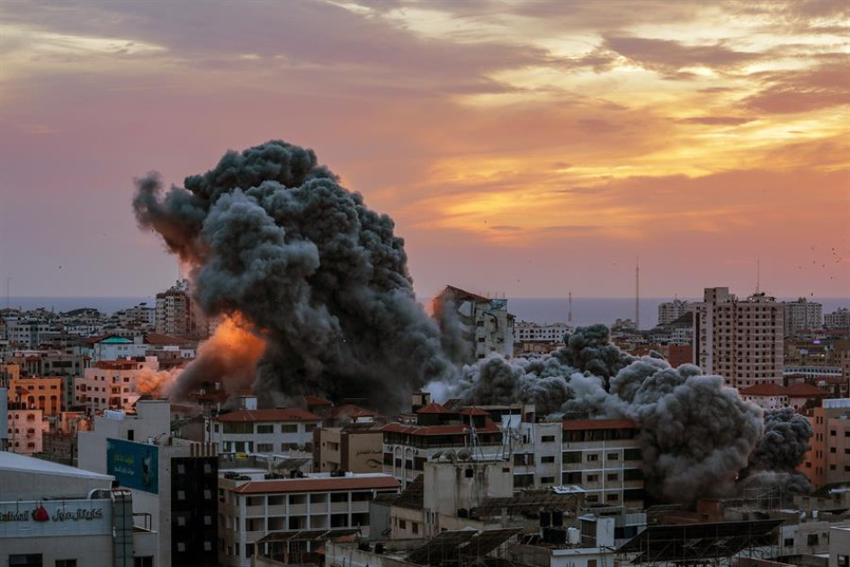 El humo se eleva después de que aviones de combate israelíes atacaran la torre Palestina en la ciudad de Gaza, el 7 de octubre de 2023. El humo se eleva después de que aviones de combate israelíes atacaran la torre Palestina en la ciudad de Gaza, el 7 de octubre de 2023.