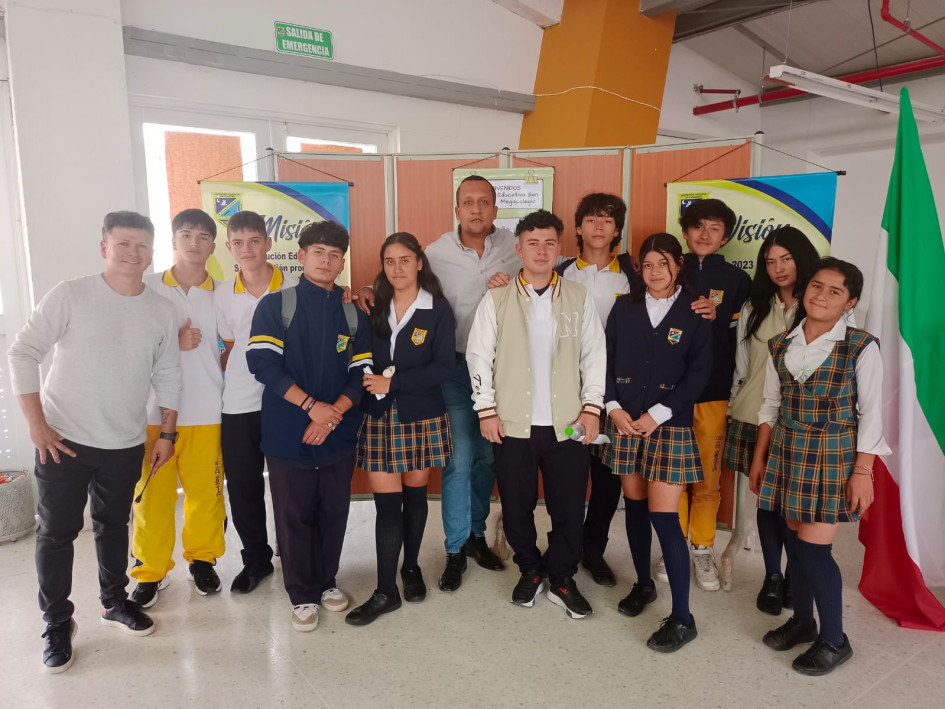 La banda del colegio les regaló a los presentes dos piezas musicales. La banda del colegio les regaló a los presentes dos piezas musicales.