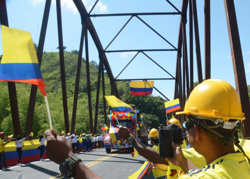 Asistentes observan al primer camión en cruzar el nuevo puente El Alambrado, conducido por Alfonso Medrano, presidente de la Cámara Intergremial del Transporte, quien atravesó la construcción a las 9:30 a. m. de ayer. El paso estuvo cerrado seis meses, luego del desplome del 12 de abril. Asistentes observan al primer camión en cruzar el nuevo puente El Alambrado, conducido por Alfonso Medrano, presidente de la Cámara Intergremial del Transporte, quien atravesó la construcción a las 9:30 a. m. de ayer. El paso estuvo cerrado seis meses, luego del desplome del 12 de abril.