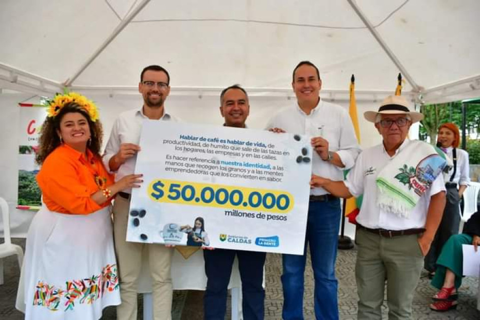 Esta imagen tiene fecha de publicación del 11 de octubre. En ella se ve a la secretaria Juanita Espeleta y al gobernador Luis Carlos Velásquez (segundo de izq. a der.) en una visita a Chinchiná con Andrés Fernando Chaparro Echeverry (cuarto). Esta imagen tiene fecha de publicación del 11 de octubre. En ella se ve a la secretaria Juanita Espeleta y al gobernador Luis Carlos Velásquez (segundo de izq. a der.) en una visita a Chinchiná con Andrés Fernando Chaparro Echeverry (cuarto).