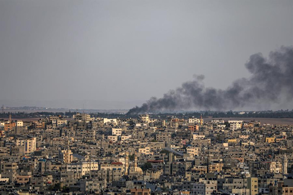 El humo se eleva en el lado israelí durante el intercambio de ataques entre el ejército de ese país y militantes de Hamás en el este de la ciudad de Gaza El humo se eleva en el lado israelí durante el intercambio de ataques entre el ejército de ese país y militantes de Hamás en el este de la ciudad de Gaza