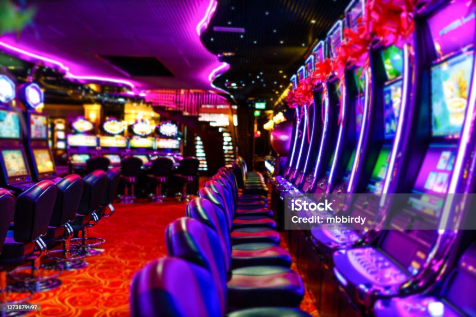 Los 10 mejores juegos de tragamonedas de baja volatilidad que debes probar máquinas-tragamonedas-en-el-casino-gm1273879497-375571380