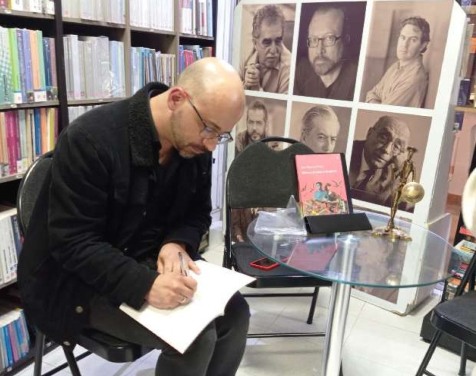 Juan Mauricio Peña Salazar, el autor en la entrega de dedicatorias en su obra. juez Juan Mauricio Peña Salazar