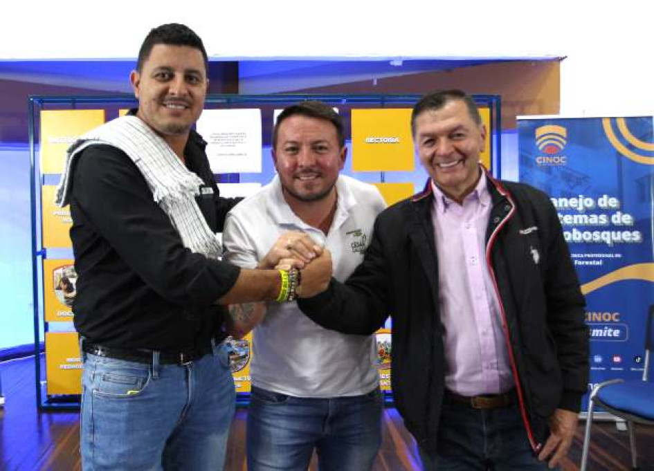 Eduard Osorio, del Nuevo Liberalismo; César Gallego, de Alianza Verde, y Carlos Alberto Aristizábal, del Centro Democrático, participaron en el Foro de candidatos a la Alcaldía de Manzanares. Eduard Osorio, del Nuevo Liberalismo; César Gallego, de Alianza Verde, y Carlos Alberto Aristizábal, del Centro Democrático, participaron en el Foro de candidatos a la Alcaldía de Manzanares.