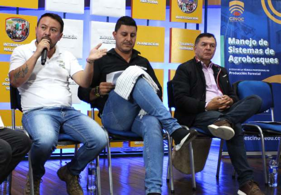 César Gallego, de Alianza Verde; Eduard Osorio, del Nuevo Liberalismo, y Carlos Alberto Aristizábal, del Centro Democrático, participaron anoche en el Foro de candidatos a la Alcaldía de Manzanares, organizado por el CINOC y LA PATRIA. César Gallego, de Alianza Verde; Eduard Osorio, del Nuevo Liberalismo, y Carlos Alberto Aristizábal, del Centro Democrático, participaron anoche en el Foro de candidatos a la Alcaldía de Manzanares, organizado por el CINOC y LA PATRIA.
