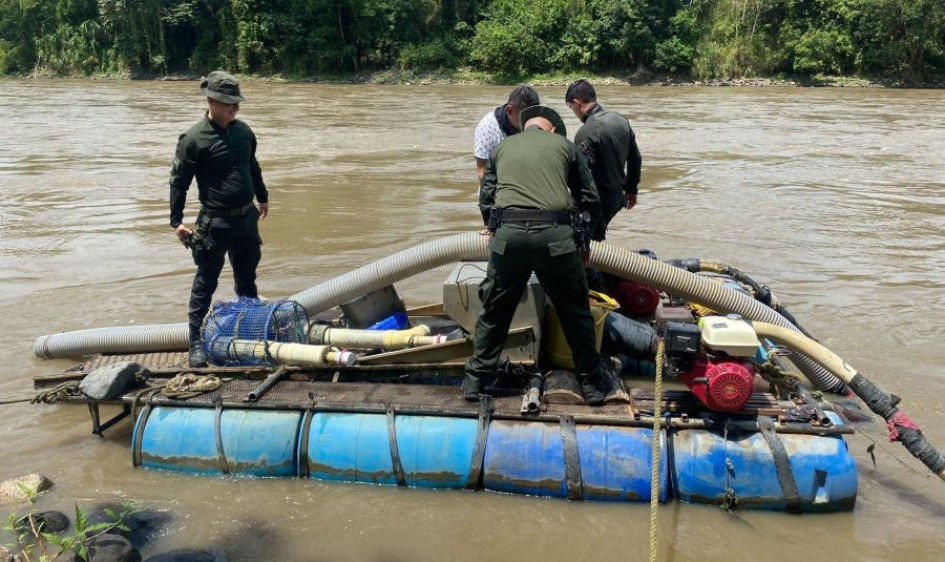 draga de fabricación artesanal La draga de fabricación artesanal incautada en el río Cauca, en jurisdicción de Neira