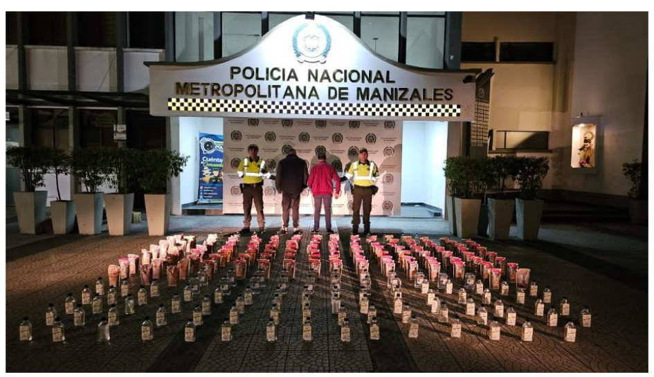 Licor adulterado decomisado en Manizales el 10 de septiembre pasado, a dos miembros del grupo, previo al operativo del 3 de octubre. No se les pidió medida de aseguramiento para no tirarse la misión. Les hallaron 18 cajas de Ron Jamaicano (RJ), Aguardiente Colombiano (AC) , Aguardiente Anisado Sello Negro y Aguardiente San Thome, más 80 botellas de AC y 120 bolsas de RJ. Licor adulterado decomisado en Manizales el 10 de septiembre pasado, a dos miembros del grupo, previo al operativo del 3 de octubre. No se les pidió medida de aseguramiento para no tirarse la misión. Les hallaron 18 cajas de Ron Jamaicano (RJ), Aguardiente Colombiano (AC) , Aguardiente Anisado Sello Negro y Aguardiente San Thome, más 80 botellas de AC y 120 bolsas de RJ.
