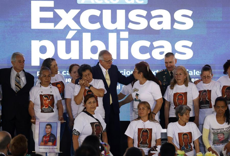 Iván Velásquez Gómez Iván Velásquez Gómez, ministro de Defensa de Colombia, participó hoy en un acto de excusas públicas ante madres de víctimas de falsos positivos, en la Plaza de Bolívar en Bogotá.