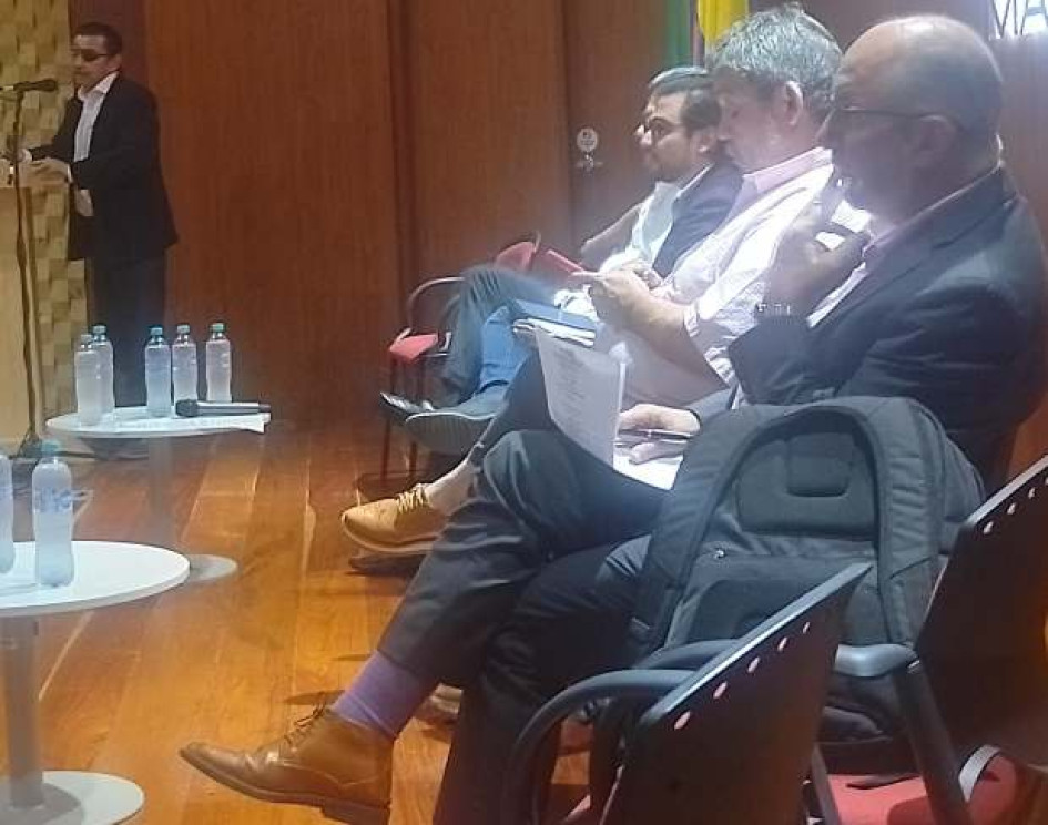 El viceministro de Educación Superior, Alejandro Álvarez, en primer plano, escucha lasponencias durante la audiencia sobre el proyecto de Ley Estatutariade Educación, efectuada ayer en la U. de Manizales. El viceministro de Educación Superior, Alejandro Álvarez, en primer plano, escucha lasponencias durante la audiencia sobre el proyecto de Ley Estatutariade Educación, efectuada ayer en la U. de Manizales.