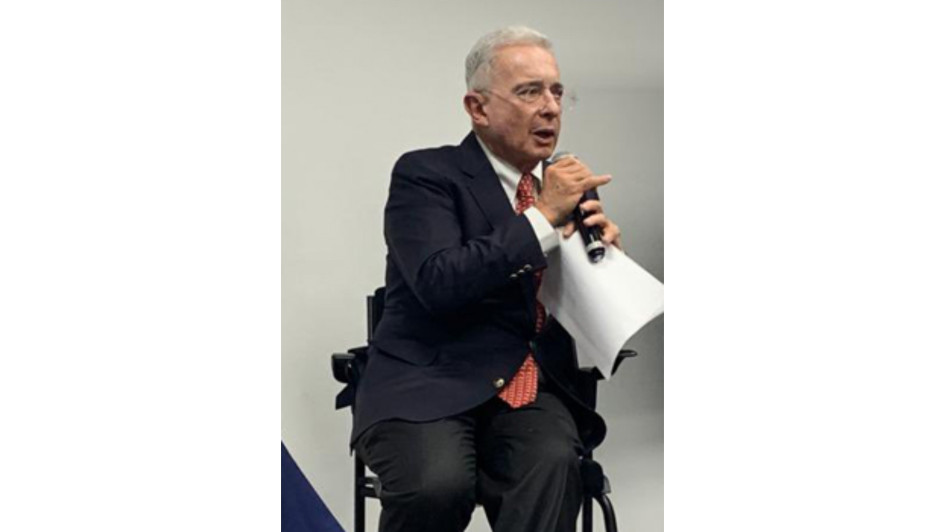 Álvaro Uribe Vélez fue presidente de Colombia entre el 2002 y el 2010, por lo tanto también fue el comandante supremo de las Fuerzas Militares en ese período, cuando más recrudecido estuvo el fenómeno de los "falsos positivos". Álvaro Uribe Vélez fue presidente de Colombia entre el 2002 y el 2010, por lo tanto también fue el comandante supremo de las Fuerzas Militares en ese período, cuando más recrudecido estuvo el fenómeno de los "falsos positivos".