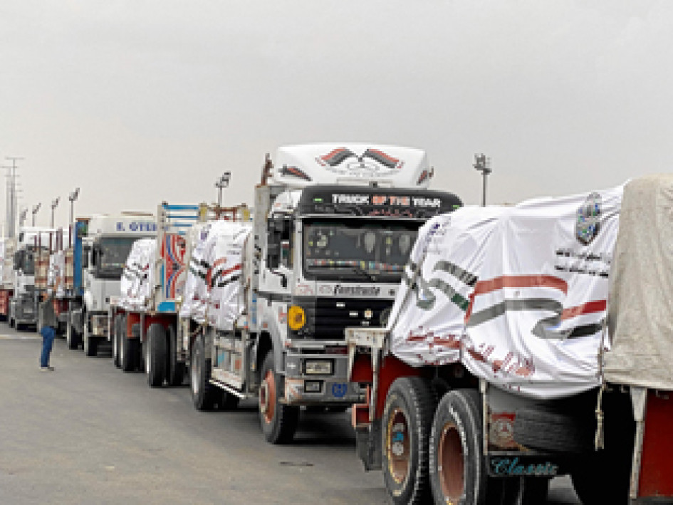 Foto | EFE | LAPATRIA Un convoy con ayudas humanitarias para Gaza espera en la vía principal del desierto de Ismailia, a unos 300 km al este de la frontera egipcia con Gaza, de camino al cruce de Rafah (Egipto).