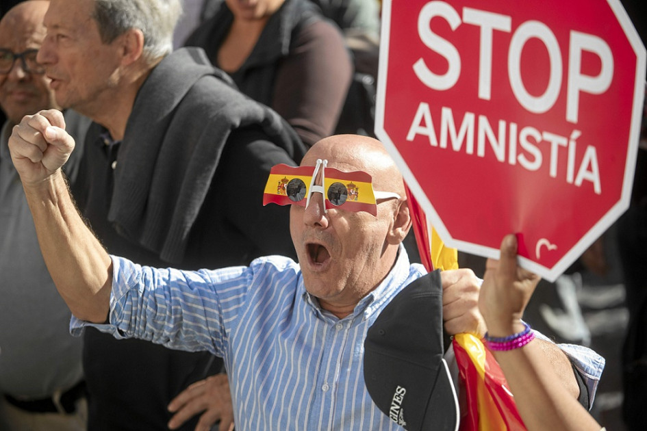 Foto | EFE | LA PATRIA Las protestas contra la amnistía en las inmediaciones de la sede del partido socialista (PSOE) en Madrid cumplen su decimosegundo día. Como ya es habitual, los concentrados portaron las clásicas banderas de España, algunas con el escudo constitucional recortado. Foto | EFE | LA PATRIA Las protestas contra la amnistía en las inmediaciones de la sede del partido socialista (PSOE) en Madrid cumplen su decimosegundo día. Como ya es habitual, los concentrados portaron las clásicas banderas de España, algunas con el escudo constitucional recortado.