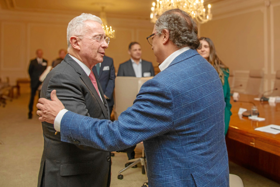 Foto | EFE | LA PATRIA Álvaro Uribe saluda a Gustavo Petro. Ambos sentaron sus posiciones sobre la reforma a la salud. Foto | EFE | LA PATRIA Álvaro Uribe saluda a Gustavo Petro. Ambos sentaron sus posiciones sobre la reforma a la salud.