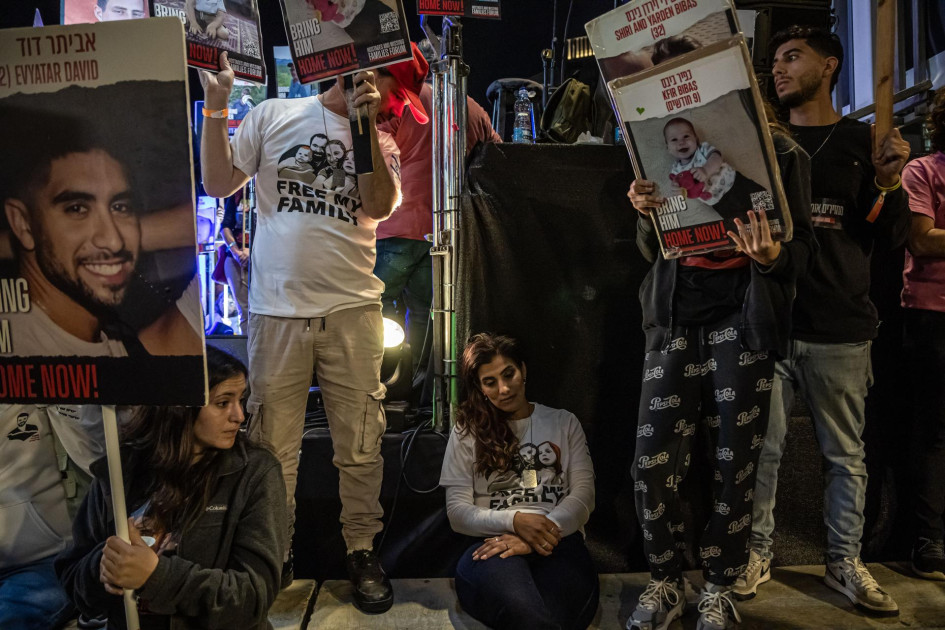 Manifestantes en Tel Aviv (Israel) portan carteles con fotografías de personas secuestradas por militantes de Hamás. Manifestantes en Tel Aviv (Israel) portan carteles con fotografías de personas secuestradas por militantes de Hamás.