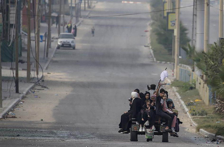 Varios palestinos circulan por una calle desierta durante la evacuación de la población de la ciudad de Gaza y del norte de la franja. Varios palestinos circulan por una calle desierta durante la evacuación de la población de la ciudad de Gaza y del norte de la franja.