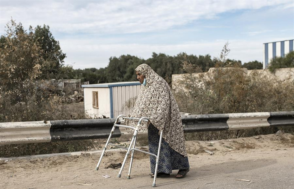 Una mujer palestina que camina con la ayuda de un marco recorre la calle Salah al-Din en Bureij, este sábado, mientras los palestinos evacuan hacia el sur de la Franja de Gaza. Una mujer palestina que camina con la ayuda de un marco recorre la calle Salah al-Din en Bureij, este sábado, mientras los palestinos evacuan hacia el sur de la Franja de Gaza.
