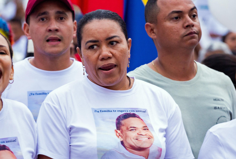 Silenis Marulanda, madre del futbolista Luis Díaz, marchó el martes junto a amigos, familiares y habitantes de Barrancas para pedir la liberación de su esposo y padre del deportista, Luis Manuel Díaz, secuestrado el sábado pasado, en Barrancas, La Guajira. Silenis Marulanda, madre del futbolista Luis Díaz, marchó el martes junto a amigos, familiares y habitantes de Barrancas para pedir la liberación de su esposo y padre del deportista, Luis Manuel Díaz, secuestrado el sábado pasado, en Barrancas, La Guajira.