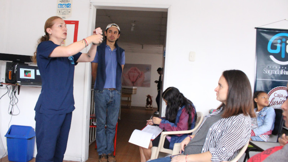 Beatriz Correa Hoyos, coordinadora de programas de la Corporación Sagrada Familia, durante un taller en el barrio El Carmen. Se les prepara en lactancia materna, cuidados prenatales, postnatales y otros asuntos relacionados.
