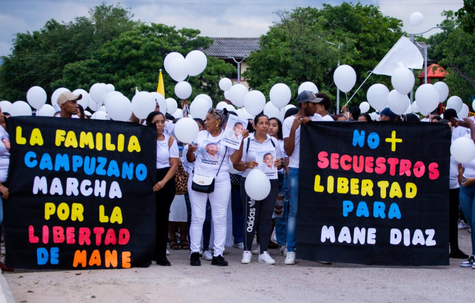 Decenas de personas exigieron el martes en Barrancas la liberación de Luis Manuel Díaz, padre del futbolista del Liverpool Luis Díaz, secuestrado el pasado sábado en La Guajira. Decenas de personas exigieron el martes en Barrancas la liberación de Luis Manuel Díaz, padre del futbolista del Liverpool Luis Díaz, secuestrado el pasado sábado en La Guajira.