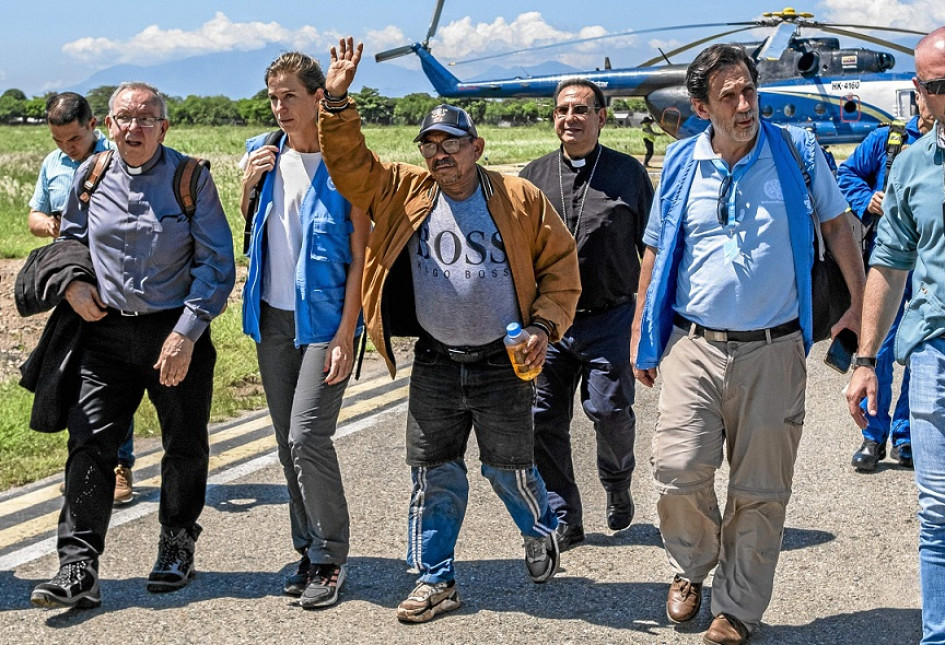 Luis Manuel Díaz Jiménez fue entregado a una comisión humanitaria de la Misión de la ONU en Colombia y de la Iglesia católica en las estribaciones de la serranía de Perijá, cerca de Barrancas (La Guajira). Fue trasladado en un helicóptero a Valledupar. Luis Manuel Díaz Jiménez fue entregado a una comisión humanitaria de la Misión de la ONU en Colombia y de la Iglesia católica en las estribaciones de la serranía de Perijá, cerca de Barrancas (La Guajira). Fue trasladado en un helicóptero a Valledupar.