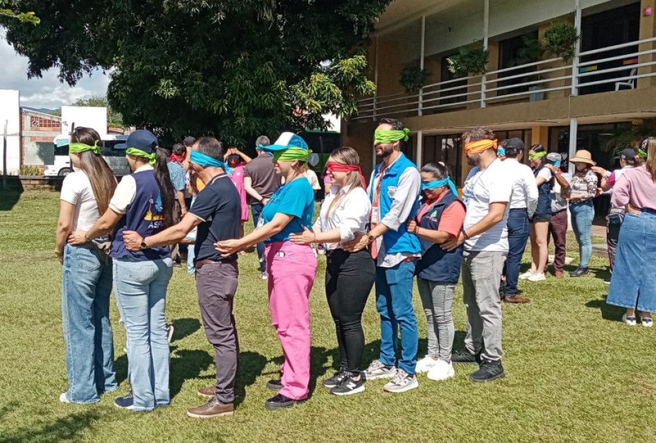 Los gestores del PDA de Guainía, Córdoba, Cundinamarca y Caldas participaron en el encuentro anual en Santágueda, centro poblado de Palestina (Caldas). Antes de exponer sus experiencias hicieron unas dinámicas de integración. Los gestores del PDA de Guainía, Córdoba, Cundinamarca y Caldas participaron en el encuentro anual en Santágueda, centro poblado de Palestina (Caldas). Antes de exponer sus experiencias hicieron unas dinámicas de integración.