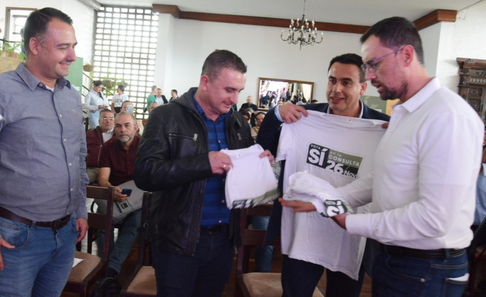 alcaldes Villamaría y Manizales con gobernador de Caldas Jonier Alejandro Ramírez Zuluaga, alcalde electo de Villamaría, junto con el actual mandatario de ese municipio, Jorge Orbay Marín Ceballos, acompañados del alcalde electo de Manizales, Jorge Eduardo Rojas, quienes reciben camisetas por el sí del gobernador, Luis Carlos Velásquez.