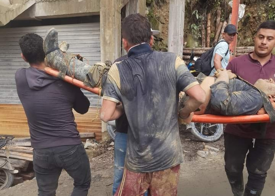 Uno de los dos mineros rescatados luego del accidente en mina de Marmato este jueves. Uno de los dos mineros rescatados luego del accidente en mina de Marmato este jueves.