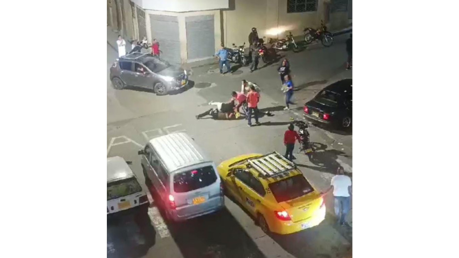 De las tres personas heridas que hubo, una recibió un balazo en una pierna. El disparo lo hizo un policía y, sin querer, rebotó en el afectado. De las tres personas heridas que hubo, una recibió un balazo en una pierna. El disparo lo hizo un policía y, sin querer, rebotó en el afectado.