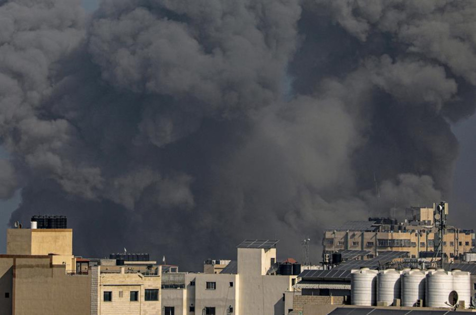Bombardeo a la Franja de Gaza Una columna de humo se eleva tras un ataque aéreo israelí en el norte de la Franja de Gaza, este lunes.