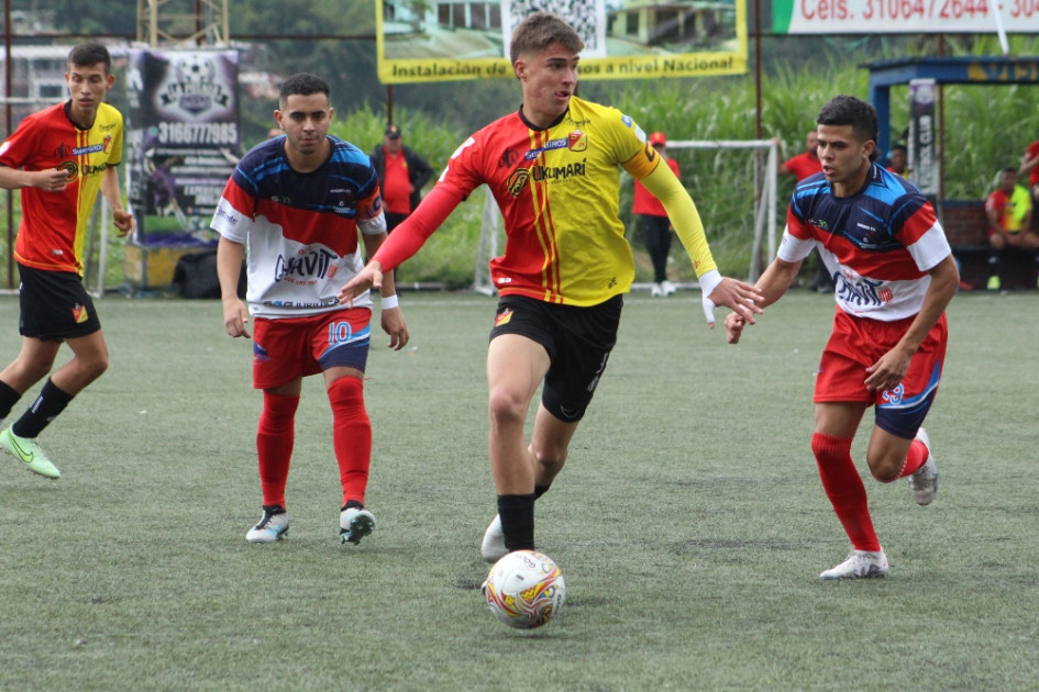 En el Cuadrangular B, Deportivo Pereira (amarillo y rojo) superó 4-1 a un aguerrido Aladino Quiñones y premió a su fiel fanaticada que lo acompaña masivamente y disfruta de sus presentaciones de buen nivel. En el Cuadrangular B, Deportivo Pereira (amarillo y rojo) superó 4-1 a un aguerrido Aladino Quiñones y premió a su fiel fanaticada que lo acompaña masivamente y disfruta de sus presentaciones de buen nivel.