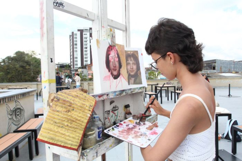 Ana María Blandón López es estudiante de quinto semestre de Artes Plásticas de la Universidad de Caldas y fue una de las participantes en las pinturas en vivo que se realizaron ayer durante el primer día del Festival Bellas Artes, que reunió a estudiantes de Artes Plásticas, Licenciatura y Maestro en Música. Ana María Blandón López es estudiante de quinto semestre de Artes Plásticas de la Universidad de Caldas y fue una de las participantes en las pinturas en vivo que se realizaron ayer durante el primer día del Festival Bellas Artes, que reunió a estudiantes de Artes Plásticas, Licenciatura y Maestro en Música.