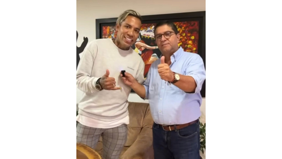 El delantero Dayro Moreno salió a apoyar a Luis Roberto Rivas en sus aspiraciones a la Gobernación de Caldas, pero este se quemó... como el Once Caldas. El delantero Dayro Moreno salió a apoyar a Luis Roberto Rivas en sus aspiraciones a la Gobernación de Caldas, pero este se quemó... como el Once Caldas.