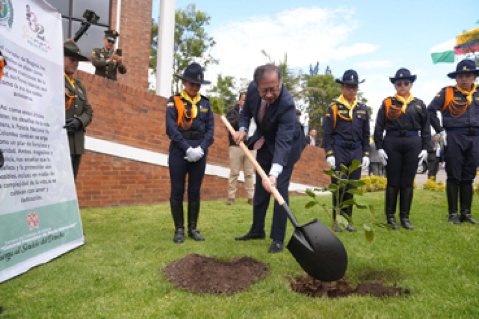 Desde la Escuela General Santander de la Policía, el presidente, Gustavo Petro, sembró un árbol en la celebración de los 132 años de la institución Desde la Escuela General Santander de la Policía, el presidente, Gustavo Petro, sembró un árbol en la celebración de los 132 años de la institución