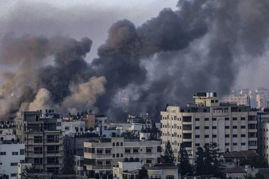 Desde los ataques de Hamás a Israel, que dejaron más de 1.400 muertos, el Ejército ha respondido con cotidianos y contundentes bombardeos sobre la Franja de Gaza y una incursión terrestre sin precedentes en los últimos años, que ha dejado alrededor de 10.500 palestinos muertos, 26.400 heridos y 2.550 desaparecidos, según autoridades palestinas, la gran mayoría civiles, en medio de una crisis humanitaria. Desde los ataques de Hamás a Israel, que dejaron más de 1.400 muertos, el Ejército ha respondido con cotidianos y contundentes bombardeos sobre la Franja de Gaza y una incursión terrestre sin precedentes en los últimos años, que ha dejado alrededor de 10.500 palestinos muertos, 26.400 heridos y 2.550 desaparecidos, según autoridades palestinas, la gran mayoría civiles, en medio de una crisis humanitaria.