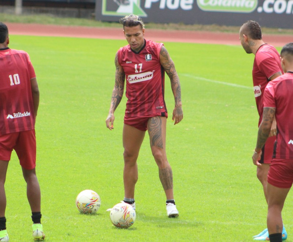 Dayro Moreno (centro), con 10 tantos y camino a ser el máximo goleador del fútbol colombiano, fue una de las pocas noticias positivas en el Once Caldas que hoy se va de la Liga. Dayro Moreno (centro), con 10 tantos y camino a ser el máximo goleador del fútbol colombiano, fue una de las pocas noticias positivas en el Once Caldas que hoy se va de la Liga.