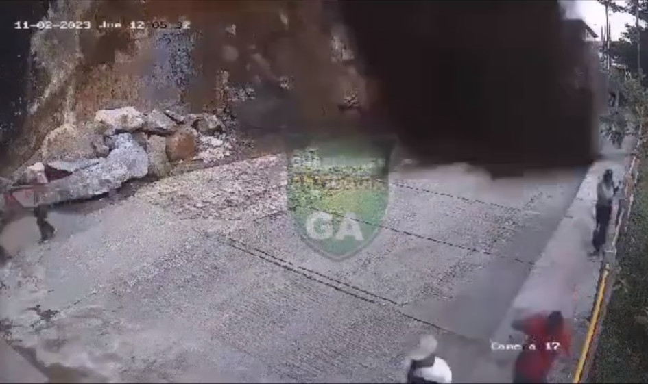 En video quedó registrado el momento en el que las personas corren para evitar la caída del material de la piedra. En video quedó registrado el momento en el que las personas corren para evitar la caída del material de la piedra.