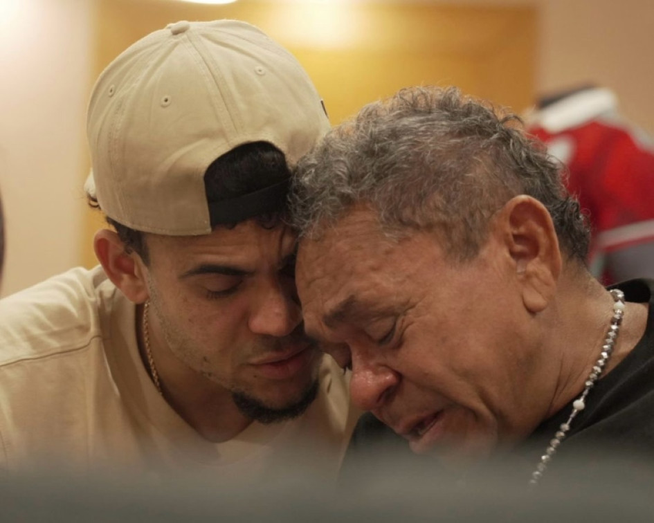 Luis Díaz abraza a su padre en libertad Luis Díaz abraza a su padre en libertad