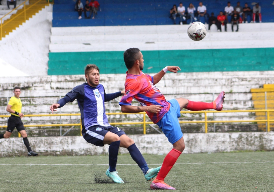 En la jornada pasada, La Fiera Ideas superó 2-0 a Formadores. Ayer, mientras el primero perdió, el segundo ganó y es líder. En la imagen, Juan David Marín (i), de Formadores Materiales Caldas Quasar, goleador de la Copa LA PATRIA. En la jornada pasada, La Fiera Ideas superó 2-0 a Formadores. Ayer, mientras el primero perdió, el segundo ganó y es líder. En la imagen, Juan David Marín (i), de Formadores Materiales Caldas Quasar, goleador de la Copa LA PATRIA.