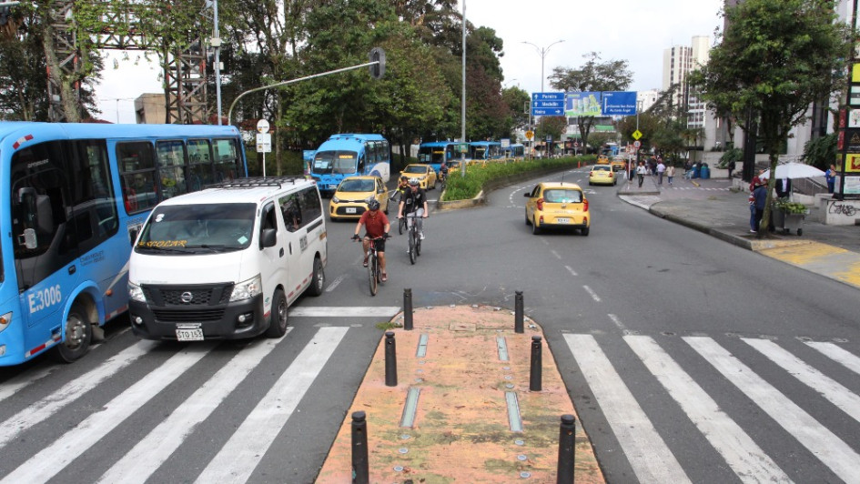Taxis, buses, bicicletas, colectivos escolares y peatones primaron en la Avenida Santander. Taxis, buses, bicicletas, colectivos escolares y peatones primaron en la Avenida Santander.